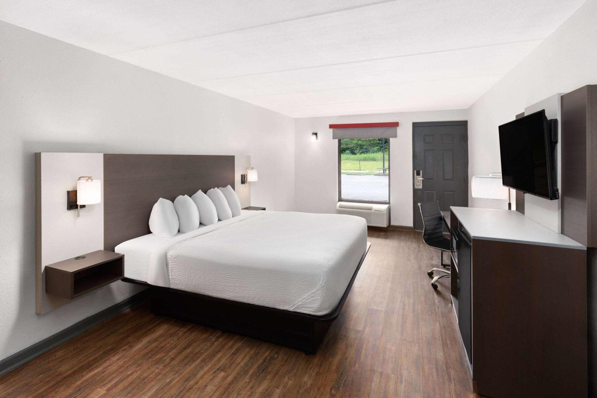 Ramada By Wyndham Bainbridge Hotel Екстериор снимка
