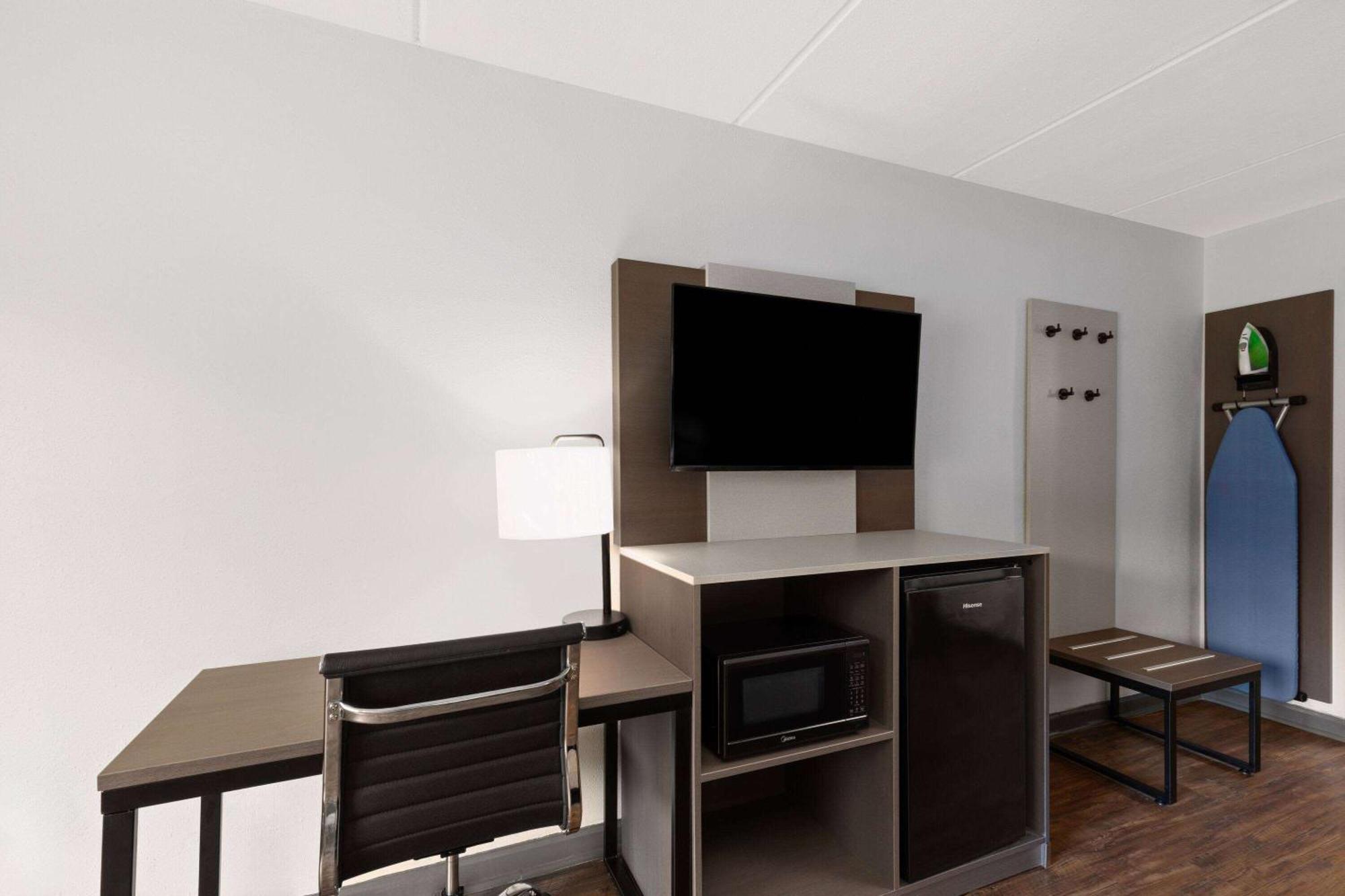 Ramada By Wyndham Bainbridge Hotel Екстериор снимка