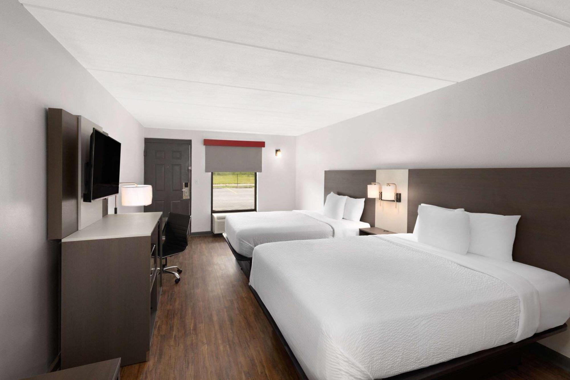 Ramada By Wyndham Bainbridge Hotel Екстериор снимка