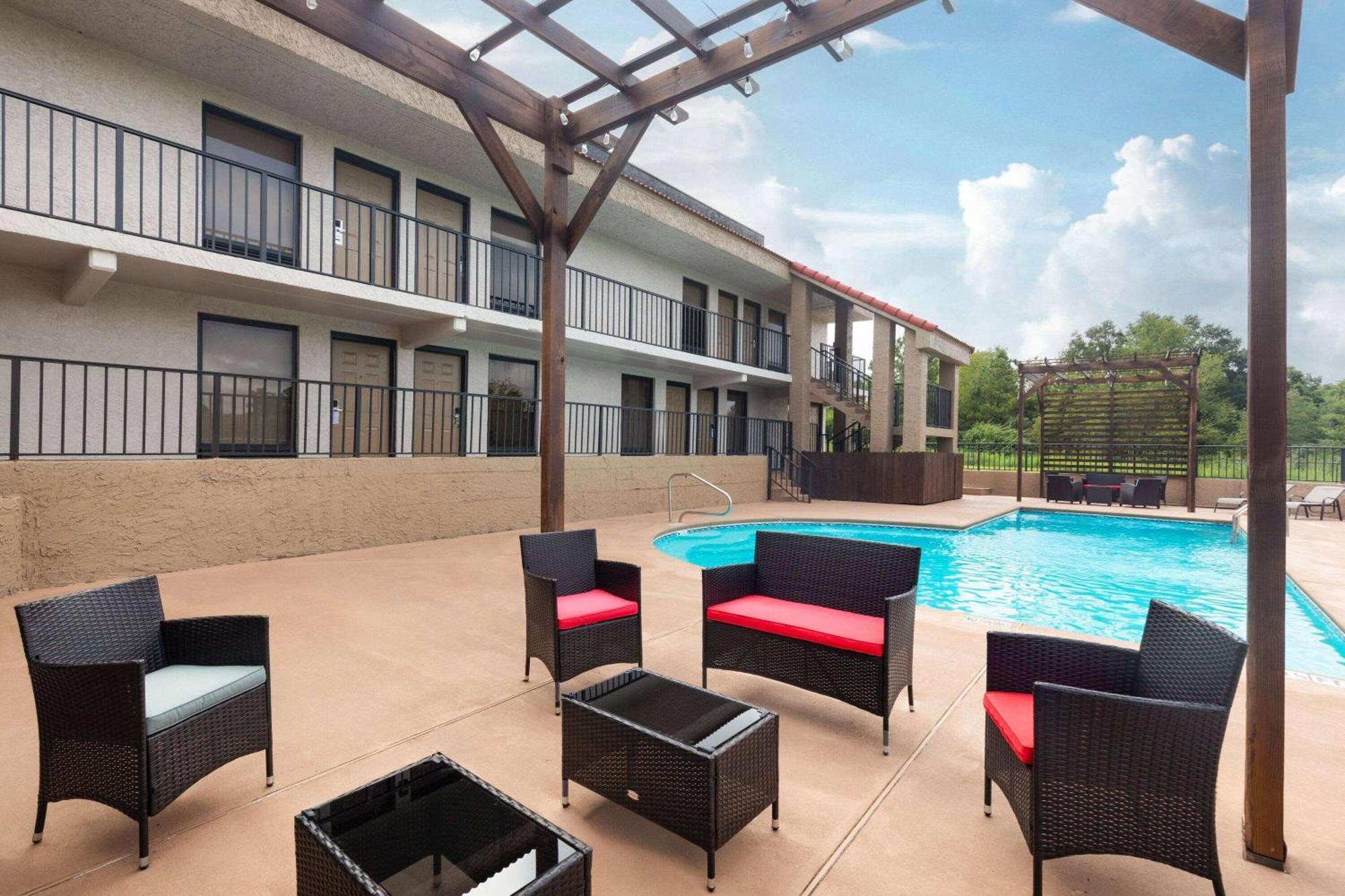 Ramada By Wyndham Bainbridge Hotel Екстериор снимка